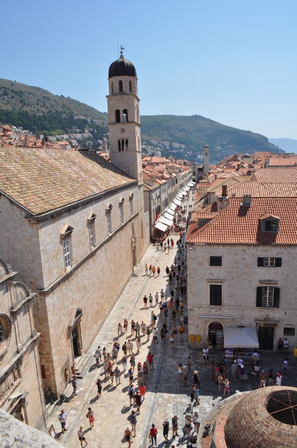 Vista da praça na entrada principal da cidade antiga de Dubrovnik de cima dos Muros da cidade :)