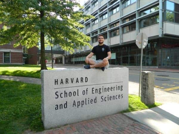 Caio orgulhoso em Harvard :)