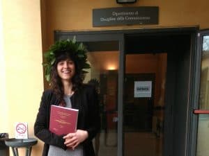 Com a coroa de louros típica da comemoração de "laurea" na Itália e com a minha dissertação