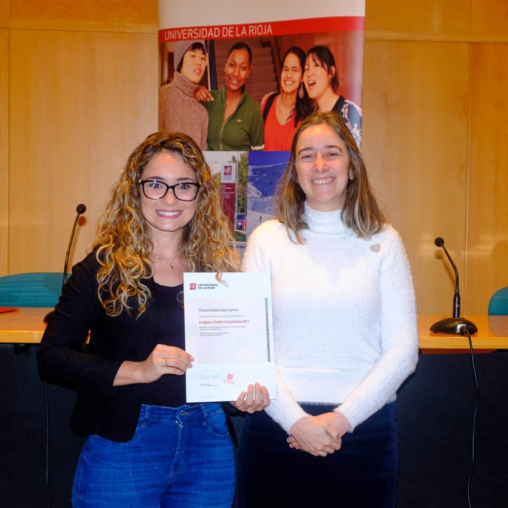 Thaina Garbino na esquerda com seu certificado da bolsa do curso da Universidad de La rioja, na espanha