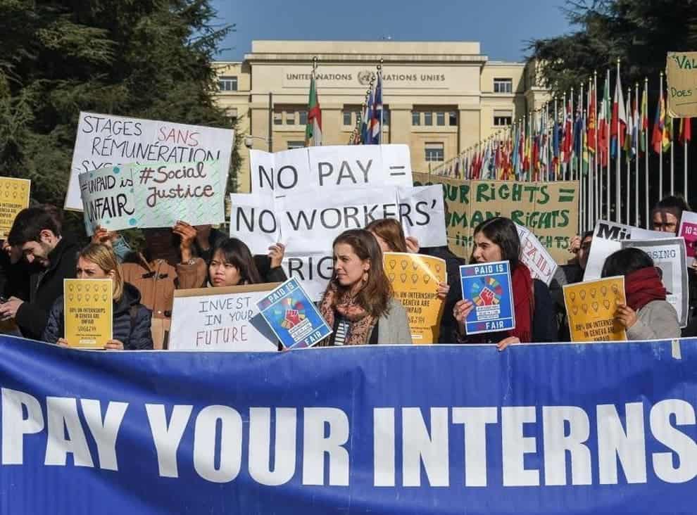 estagiários da ONU protestando contra as condições de trabalho