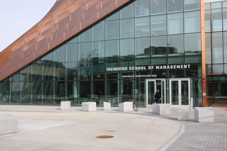 MBA nos EUA com tudo pago na Isenberg School of Business