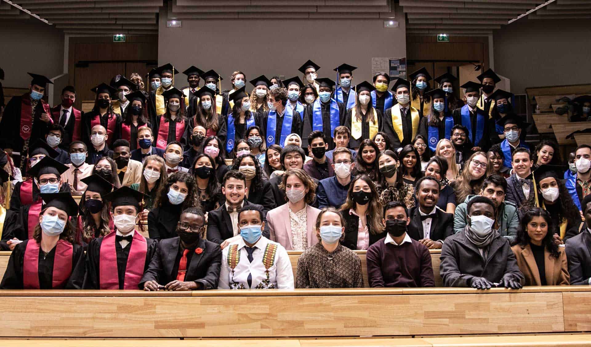 foto com diversos formandos do programa Live de mestrado em vacinologia. Cinco fileiras de pessoas, muitas de mascara, todas felizes