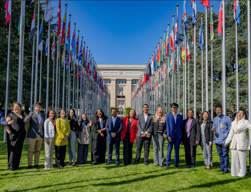 Jovens em frente ao palácio da ONU em um dia de sol