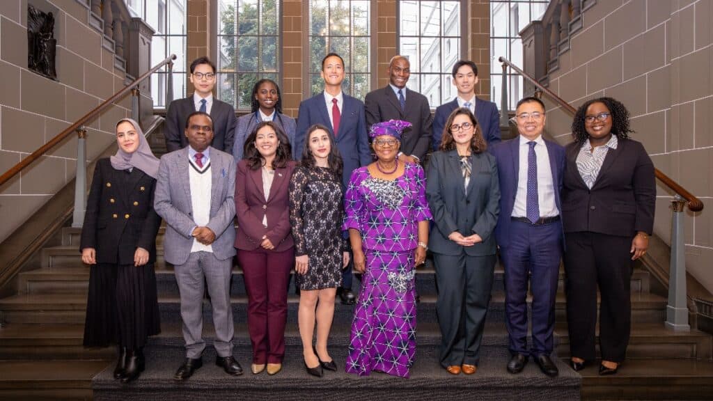 DG Okonjo-Iweala com o 10o cohort do WTO Young Professionals